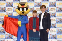 左からゾロリ、百田夏菜子、山寺宏一。