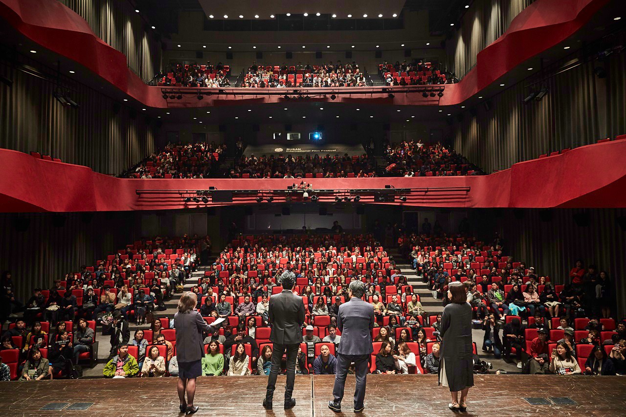 第22回釜山国際映画祭にて行われた「三度目の殺人」イベントの様子。