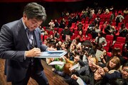 観客にサインをする是枝裕和。