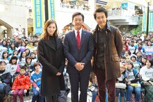 「探偵はBARにいる3」メイキングカット。左から北川景子、栗山英樹、大泉洋。