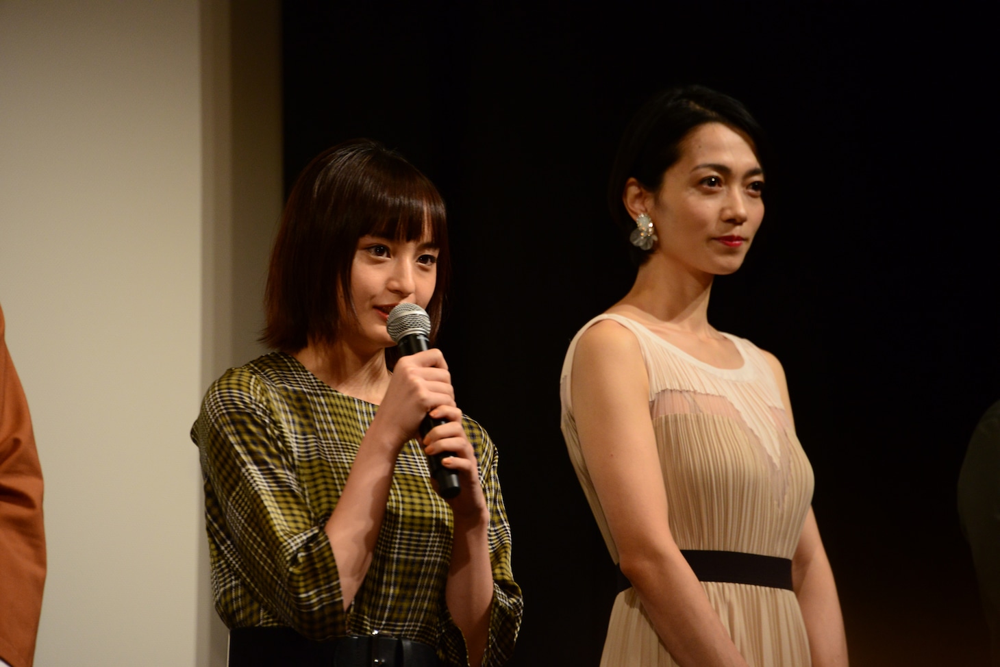 左から萩原みのり、遠藤久美子。