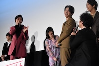 山崎賢人（左から2番目）にツッコむムロツヨシ（前列）。