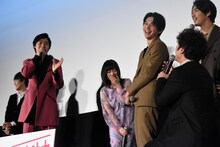 山崎賢人（左から2番目）にツッコむムロツヨシ（前列）。