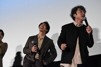 左から賀来賢人、ムロツヨシ。