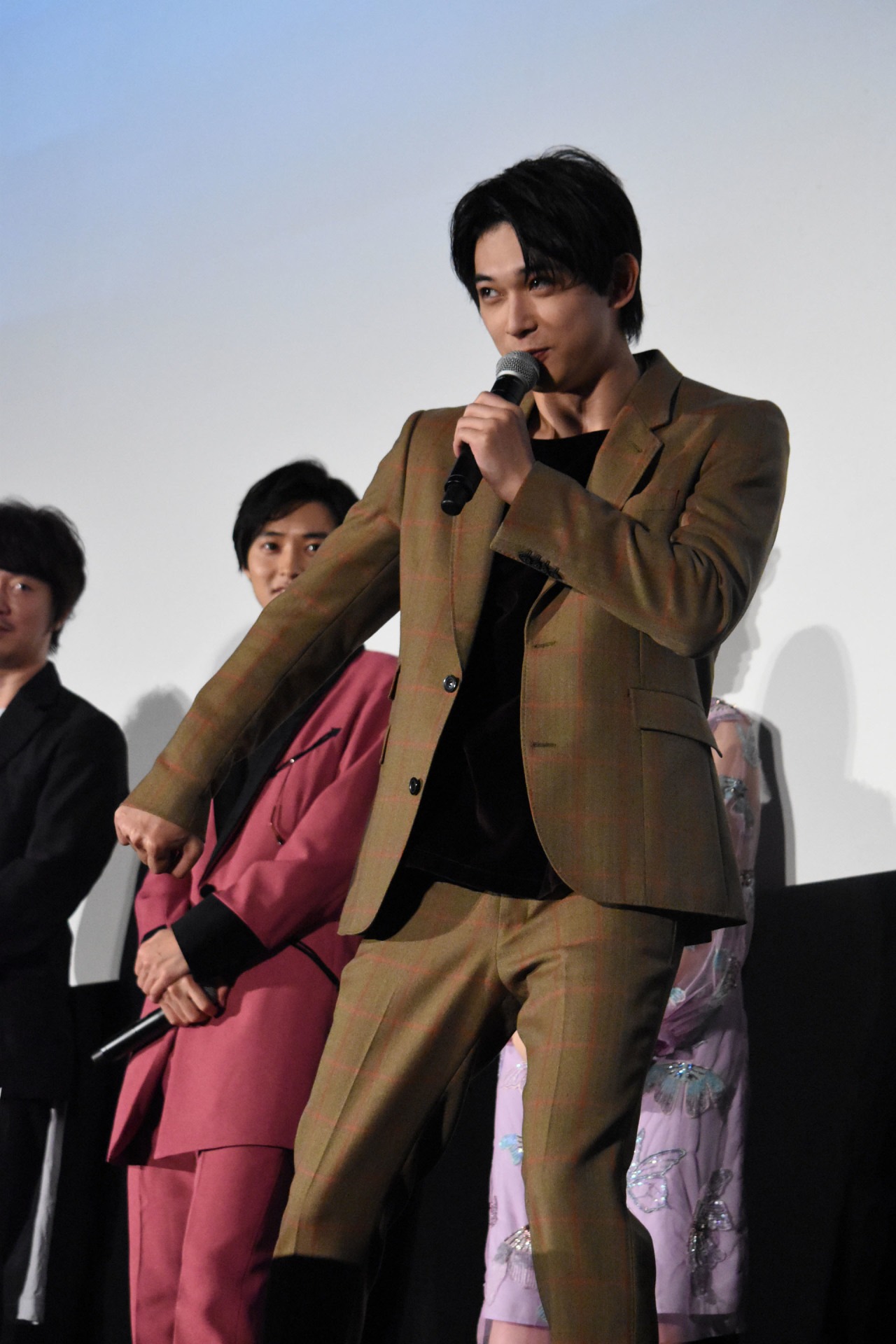 中二病チックなポーズを取りながら「……漆黒の翼」と名乗る吉沢亮。