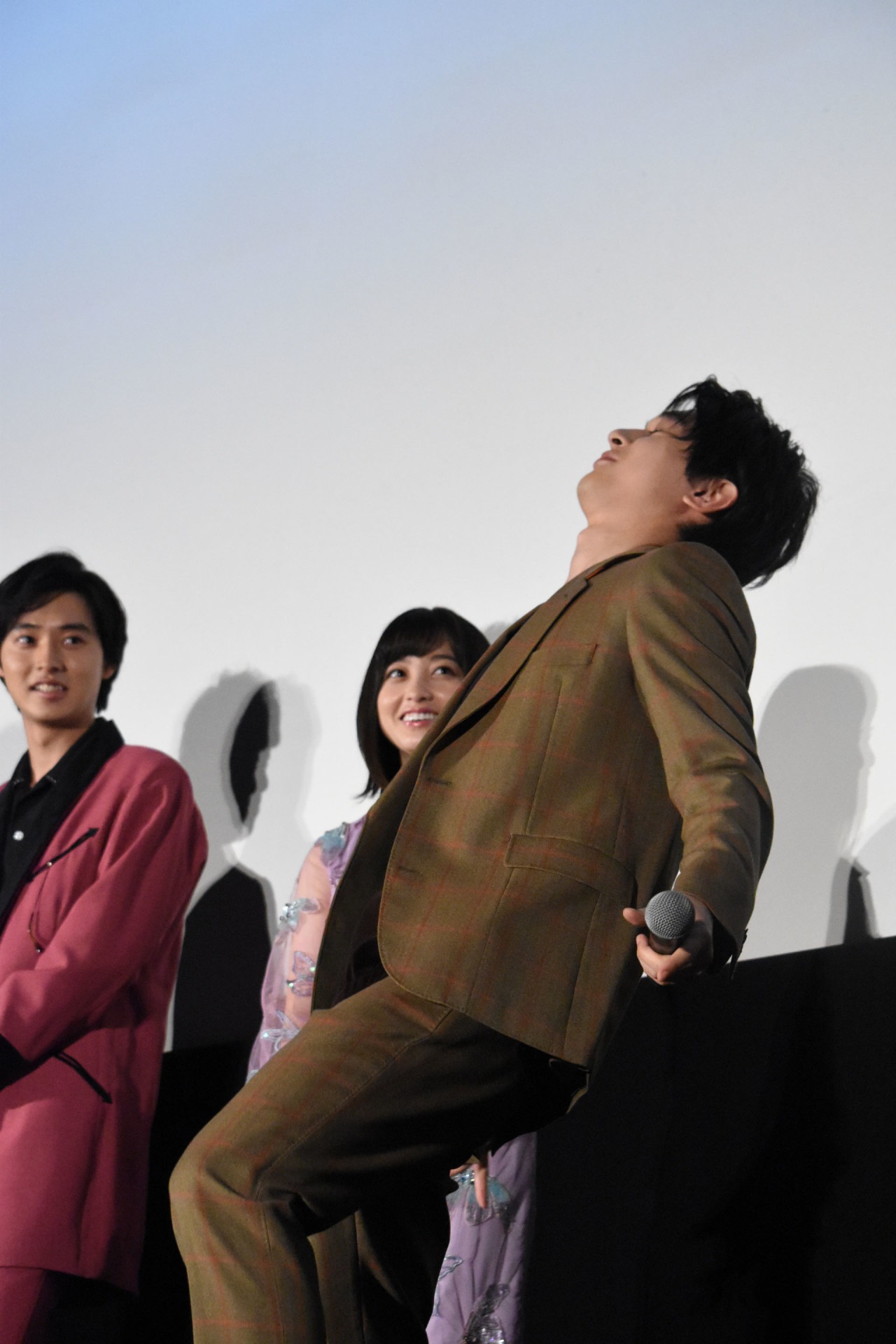 中二病チックなポーズを取りながら「……漆黒の翼」と名乗る吉沢亮。