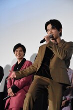 中二病チックなポーズを取りながら「……漆黒の翼」と名乗る吉沢亮。