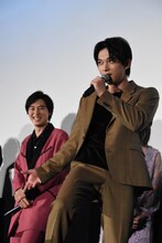 中二病チックなポーズを取りながら「……漆黒の翼」と名乗る吉沢亮。