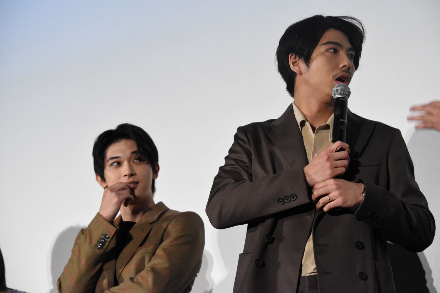 会場を微妙な空気にしてしまい、焦る賀来賢人（右）。