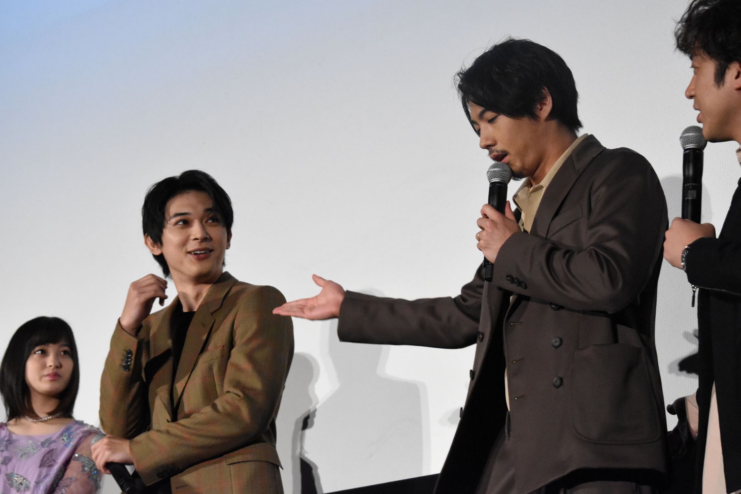 会場を微妙な空気にしてしまい、あわてて吉沢亮（中央左）に話を振る賀来賢人（中央右）。