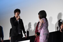 橋本環奈（右）を前に、「おっふ」を披露する新井浩文（左）。