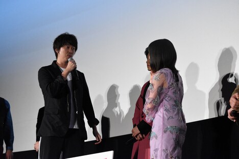 橋本環奈（右）を前に、「おっふ」を披露する新井浩文（左）。