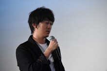 ため息をつくように「おっふ」と言う新井浩文。