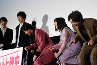 「おっふ」を再現しようとするも、やり方を忘れてしまった山崎賢人（中央）。