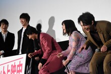 「おっふ」を再現しようとするも、やり方を忘れてしまった山崎賢人（中央）。