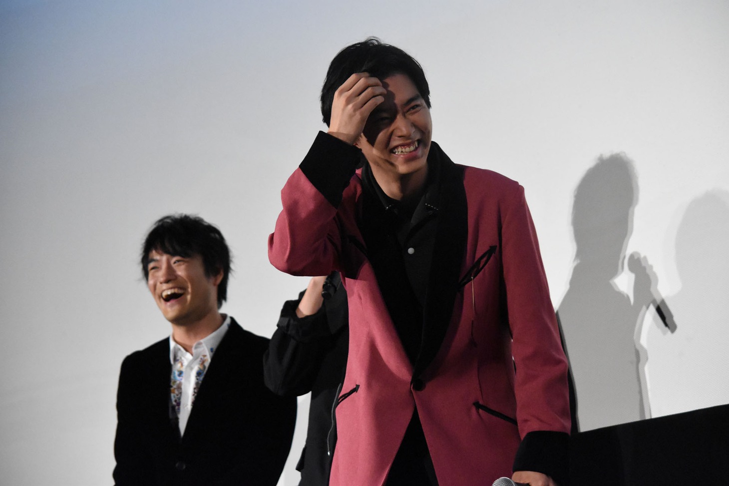 「おっふ」を再現しようとするも、やり方を忘れてしまった山崎賢人（右）。