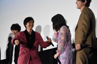 「おっふ」を再現しようとするも、やり方を忘れてしまった山崎賢人（中央左）。