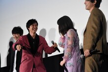 「おっふ」を再現しようとするも、やり方を忘れてしまった山崎賢人（中央左）。