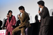 海藤の歩き方を再現し、うれしそうに「肩を揺らすんですよ」と説明する吉沢亮（中央）。
