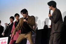 海藤の歩き方を再現し、うれしそうに「肩を揺らすんですよ」と説明する吉沢亮（中央）。