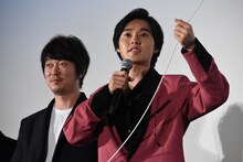 左から新井浩文、山崎賢人。