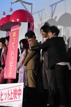 写真からカットされないよう、真ん中へ手を伸ばすムロツヨシ（右端）。