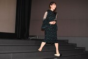 ハイヒールが脱げてしまい、「“1人シンデレラ”しちゃった」と笑う吉岡里帆。