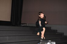 ハイヒールが脱げてしまい、「“1人シンデレラ”しちゃった」と笑う吉岡里帆。