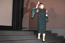 ハイヒールが脱げてしまい、「“1人シンデレラ”しちゃった」と笑う吉岡里帆。