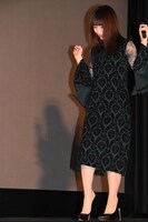 ハイヒールが脱げてしまい、「“1人シンデレラ”しちゃった」と笑う吉岡里帆。