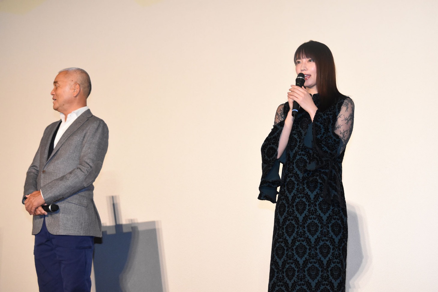 左から岩合光昭、吉岡里帆。