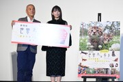 左から岩合光昭、吉岡里帆。