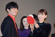 新垣結衣（右）と瑛太（左）が“ファーストバイト”を行う様子。