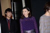 入場する佐野勇斗（左）、永野芽郁（右）。