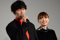 左から瑛太、新垣結衣。
