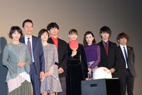 「ミックス。」初日舞台挨拶にて、左から田中美佐子、遠藤憲一、広末涼子、瑛太、新垣結衣、永野芽郁、佐野勇斗、石川淳一。