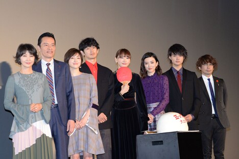 「ミックス。」初日舞台挨拶にて、左から田中美佐子、遠藤憲一、広末涼子、瑛太、新垣結衣、永野芽郁、佐野勇斗、石川淳一。