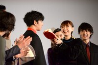 新垣結衣（右）がラケット型クッキーを持ち、瑛太（左）にピンポン球型ケーキを食べさせる様子。