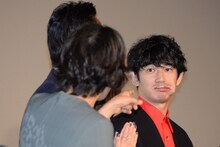 大量のケーキを口に含んだ瑛太（奥）。