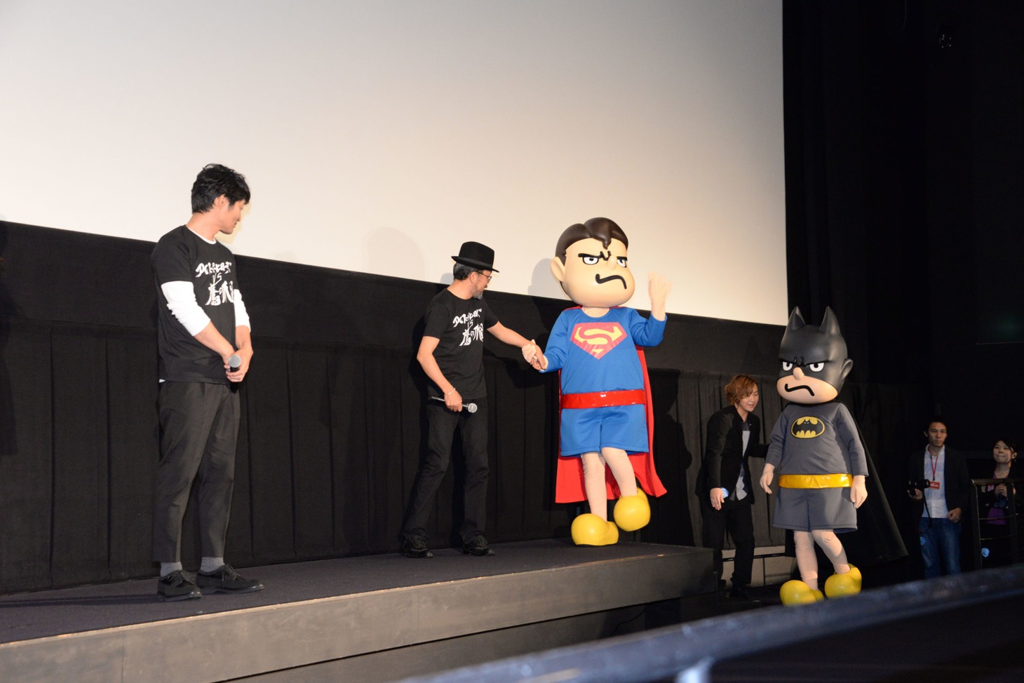 FROGMANがスパ田の手を引いて登壇する様子。