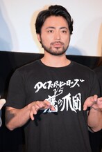 鷹の爪ポーズをする山田孝之。