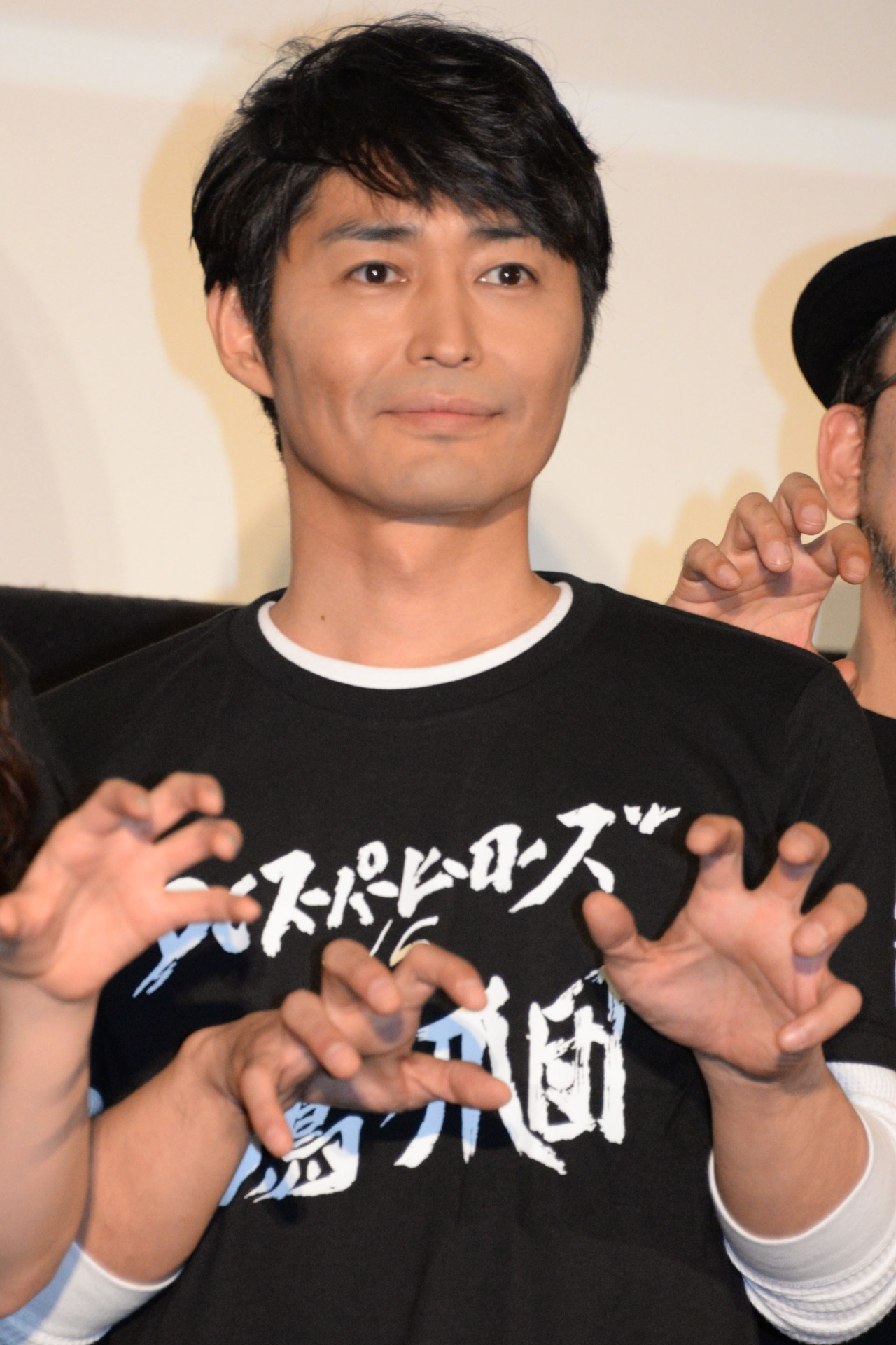 鷹の爪ポーズをする安田顕。