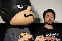 左からバト田、山田孝之。