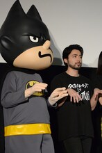 鷹の爪ポーズをするバト田（左）と山田孝之（右）。