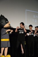 山田孝之がバト田に鷹の爪ポーズを教える様子。