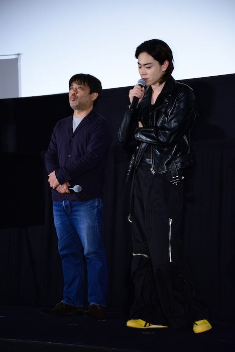 左から岸善幸、菅田将暉。