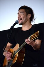 「あゝ、荒野 後篇」の主題歌「今夜」を歌うTOSHI-LOW（BRAHMAN）。