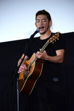 「あゝ、荒野 後篇」の主題歌「今夜」を歌うTOSHI-LOW（BRAHMAN）。