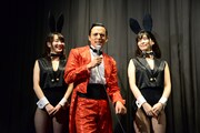 バニーガールを従え司会を務めるときめきチャーリー。