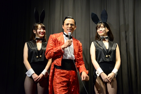 バニーガールを従え司会を務めるときめきチャーリー。